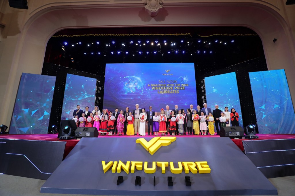 Giải thưởng Chính VinFuture 2022 trị giá 3 triệu đô la Mỹ đã được trao cho 5 nhà khoa học với các tầng phát minh đột phá trong việc kết nối công nghệ mạng toàn cầu (Ảnh VFP)