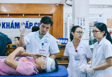 Bác sĩ Bệnh viện Việt Đức khám cấp cứu cho nạn nhân tai nạn giao thông 