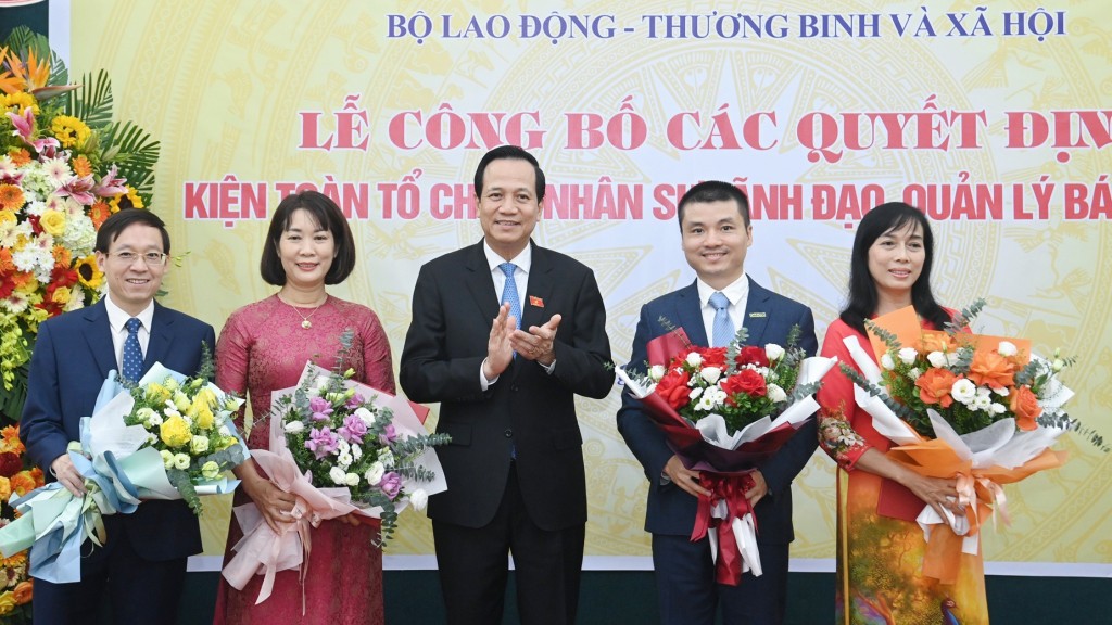  Bộ trưởng Đào Ngọc Dung đã chủ trì buổi lễ công bố các quyết định kiện toàn, tổ chức lại báo điện tử Dân trí và báo Lao động và Xã hội thành báo Dân trí.