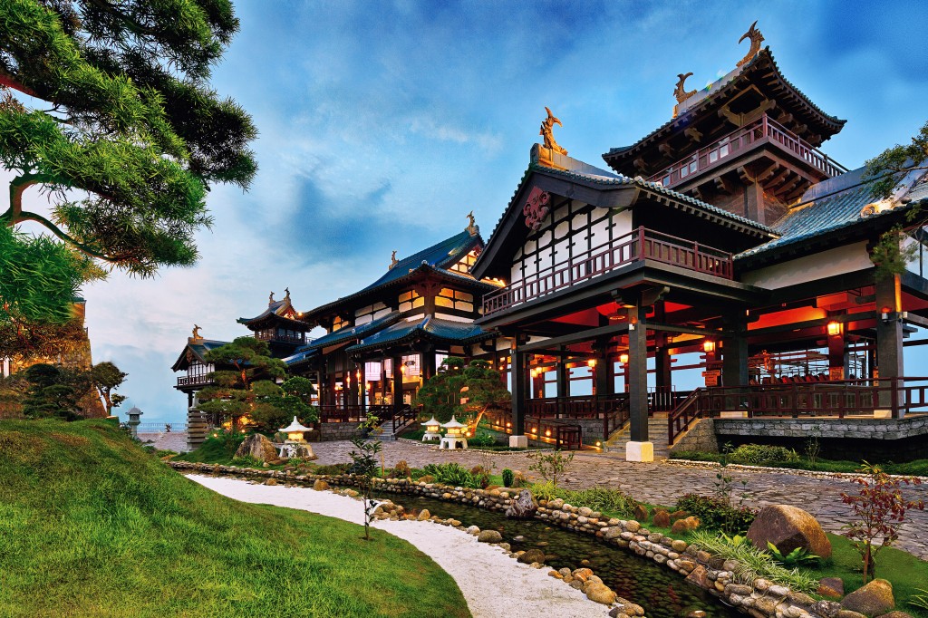 Khu vườn cùng với các loại cây cảnh và kiến trúc mang đậm hơi thở Nhật Bản nằm trong tổ hợp vui chơi giải trí Sun World Ha Long.