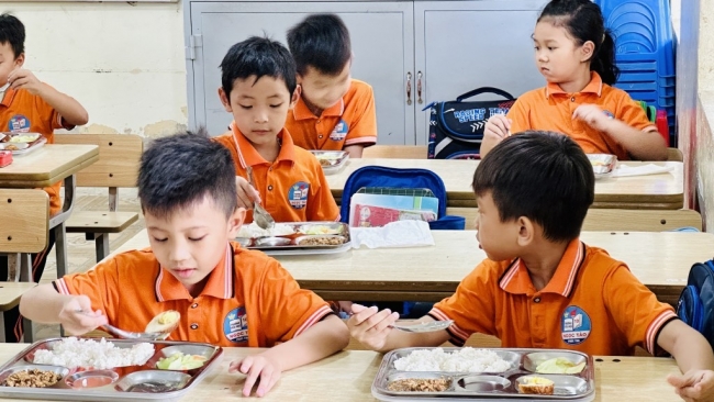 Kiểm tra công tác an toàn thực phẩm tại trường Tiểu học Ngọc Tảo