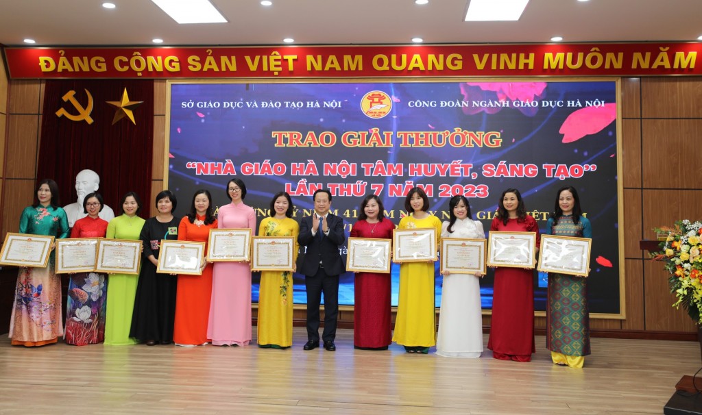 Giám đốc Sở GD&ĐT Hà Nội Trần Thế Cương trao tặng giấy khen tới các giáo viên được vinh danh giải thưởng Nhà giáo Hà Nội tâm huyết sáng tạo lần thứ 7 năm 2023