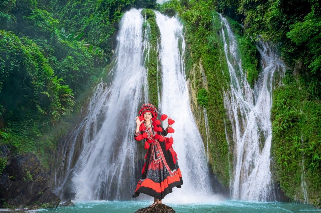 Á hậu Khánh Vân khoe sắc bên thác Khuổi Nhi nằm trong vùng lòng hồ sinh thái Na Hang, Lâm Bình, Tuyên Quang