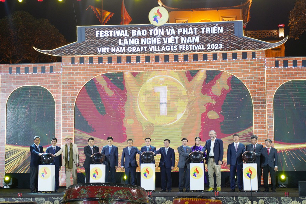 Các đại biểu thực hiện nghi thức khai mạc Festival Bảo tồn và Phát triển làng nghề Việt Nam năm 2023.