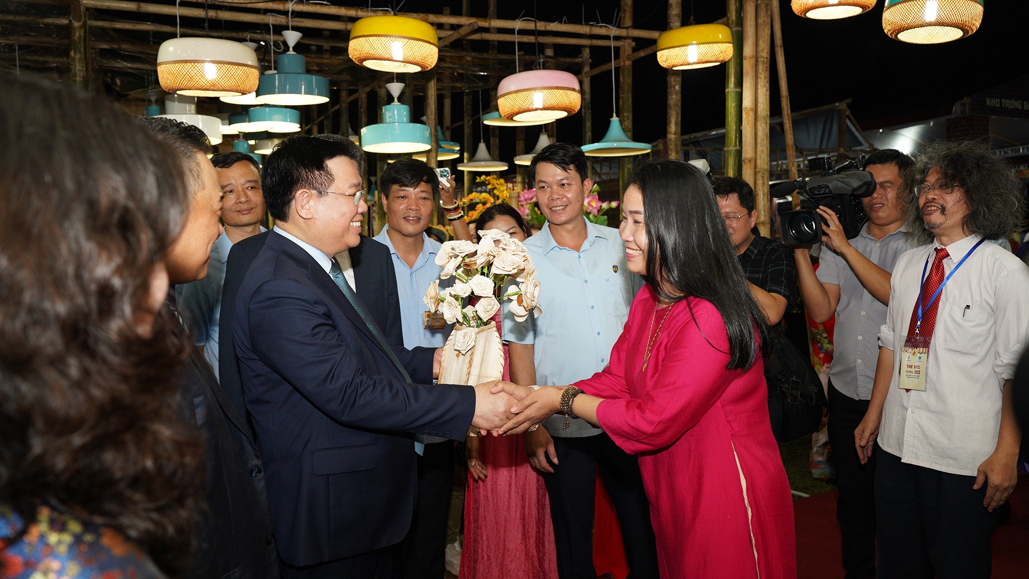 Các nghệ nhân tặng Chủ tịch Quốc hội bó hoa tự làm thủ công, thân thiện với môi trường
