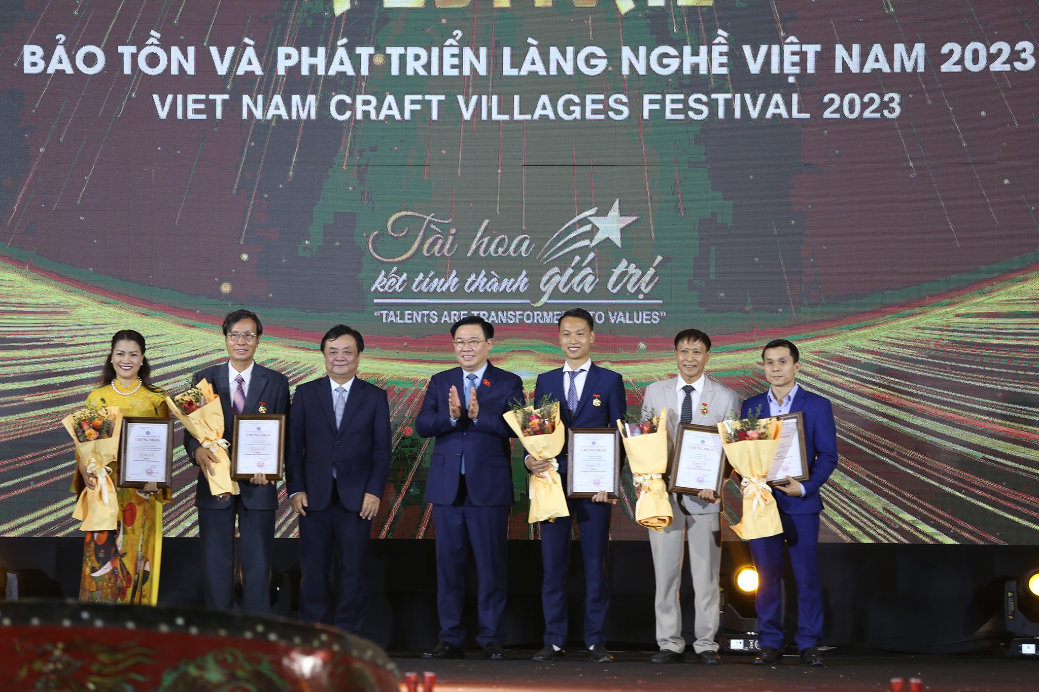Chủ tịch Quốc hội Vương Đình Huệ và Bộ trưởng Bộ Nông nghiệp và Phát triển Nông thôn Lê Minh Hoan trao giải A cho các nghệ nhân tham dự Festival