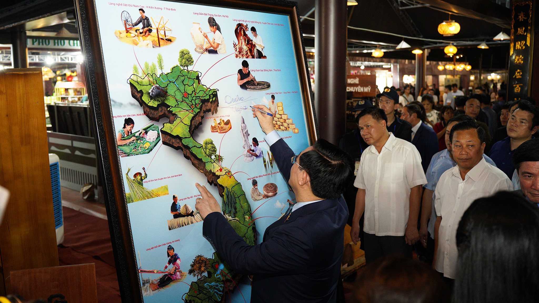 Chủ tịch Quốc hội Vương Đình Huệ ký trên sản phẩm làng nghề tại khu trưng bày