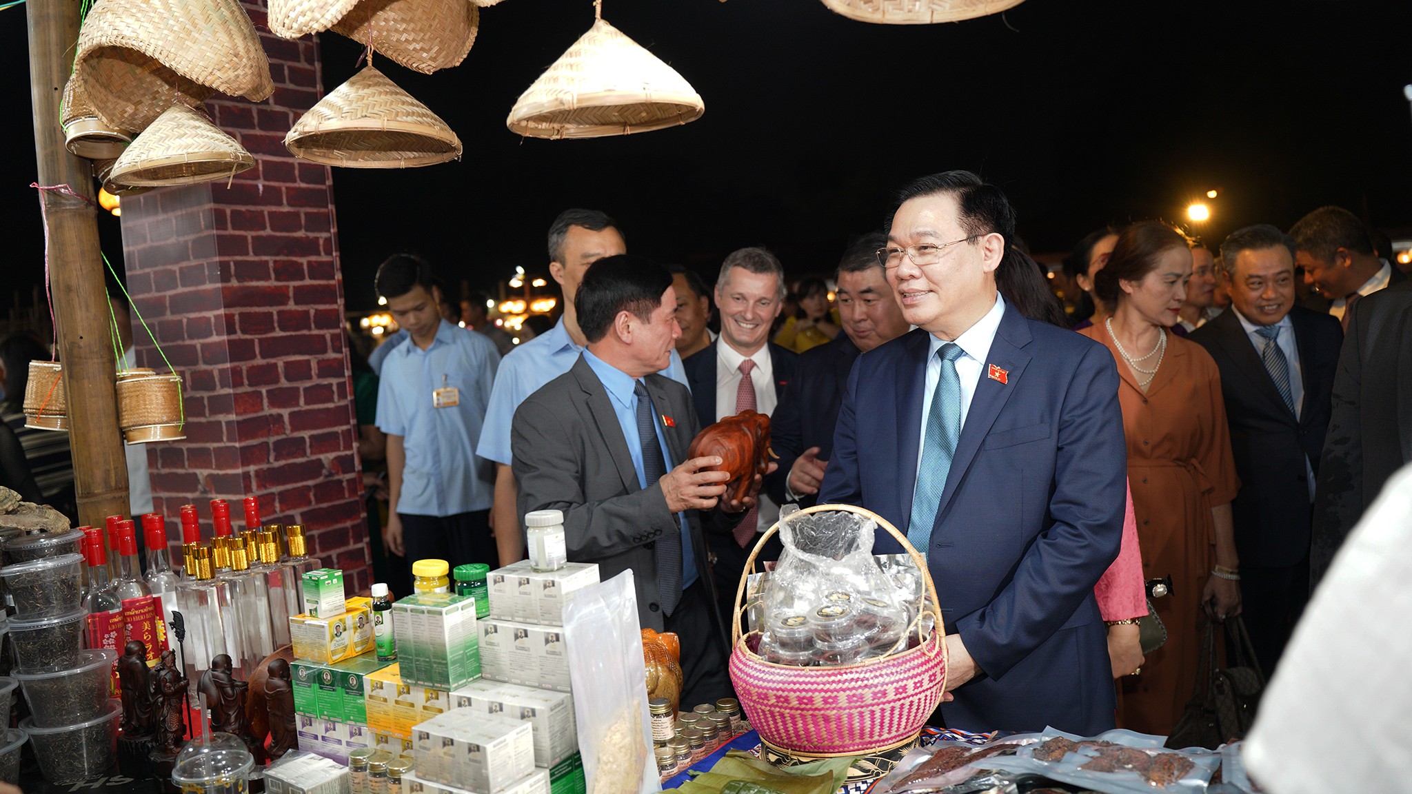 Chủ tịch Quốc hội Vương Đình Huệ tham quan gian hàng tại Khu trưng bày sản phẩm tham gia Hội thi Sản phẩm Thủ công Mỹ nghệ năm 2023
