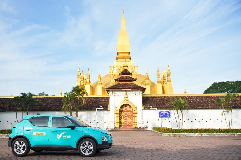 Taxi điện Xanh SM trên đường phố Lào