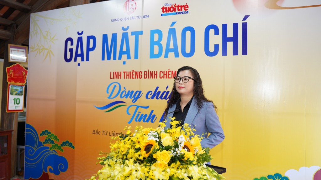 Đồng chí Lê Thị Thu Hương - Uỷ viên Ban thường vụ Quận ủy, Phó Chủ tịch UBND Quận Bắc Từ Liêm - Trưởng Ban chỉ đạo chương trình phát biểu tại buổi gặp mặt báo chí