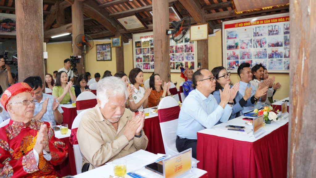 Các vị đại biểu tham dự buổi họp báo