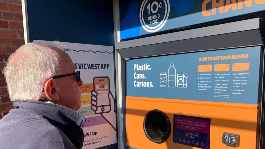 Người dân Victoria sẽ được hoàn 10 xu cho mỗi lon hoặc chai nhựa theo chương trình đổi rác lấy tiền (Ảnh: ABC News)