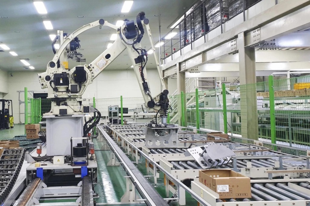 Robot ngày càng thay thế con người trong nhiều khâu lao động (Ảnh: AP)