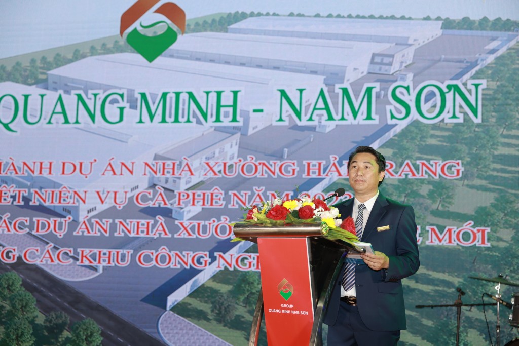 Ông Nguyễn Văn Ngà, Giám Đốc Kinh doanh báo cáo kết quả hoạt động kinh doanh cà phê