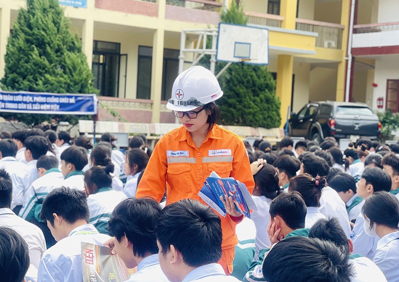 Công nhân Điện lực Mường Chà, PC Điện Biên tuyên truyền an toàn hành lang lưới điện tại trường học