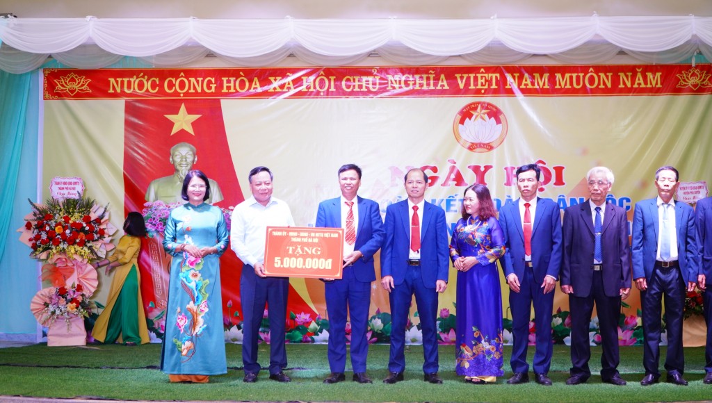 Phó Bí thư Thành uỷ Hà Nội Nguyễn Văn Phong tặng hoa và quà của thành phố tới Nhân dân xã Tri Trung
