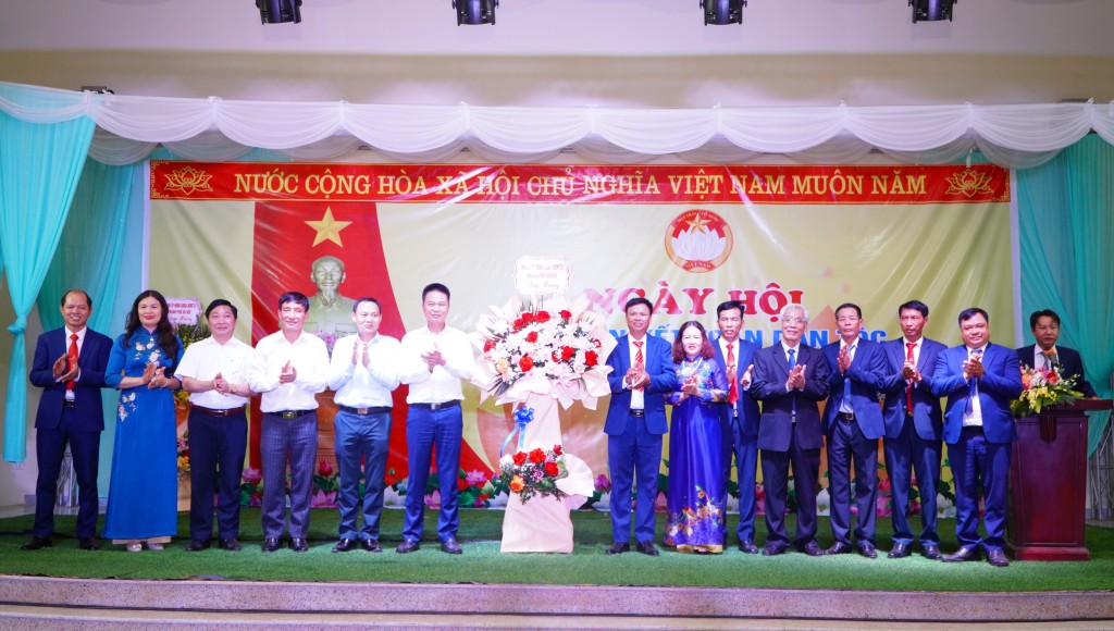 Lãnh đạo huyện Phú xuyên tặng hoa chúc mừng Ngày hội