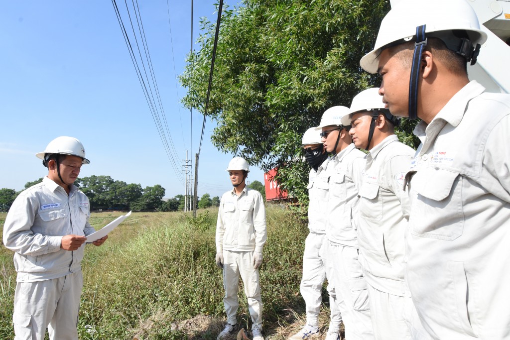 Anh Nguyễn Xuân Thọ chỉ huy trực tiếp nhóm công tác thông báo lại nội dung công việc và kiểm tra sức khỏe các thành viên