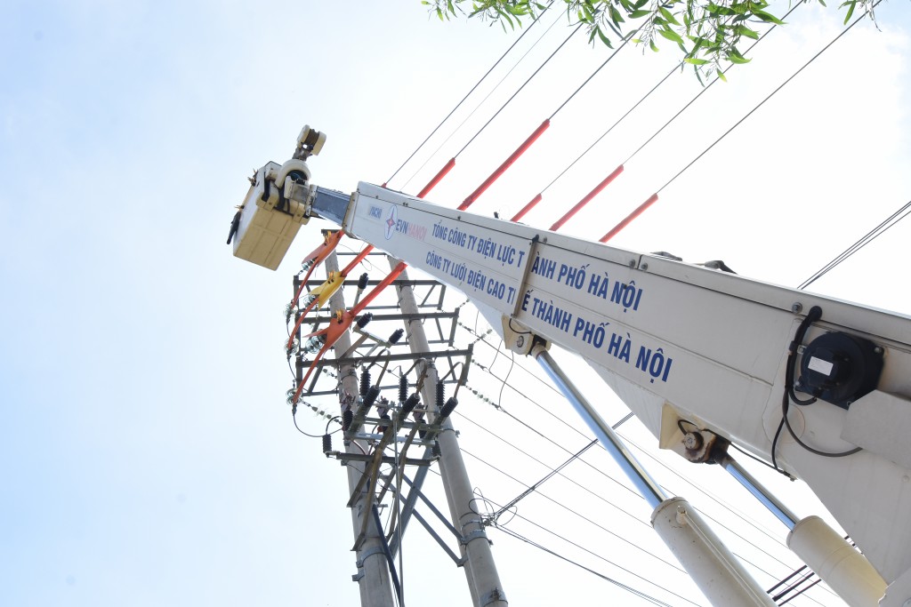 Đội được trang bị xe gầu chuyên dụng cách điện lên tới 100kV