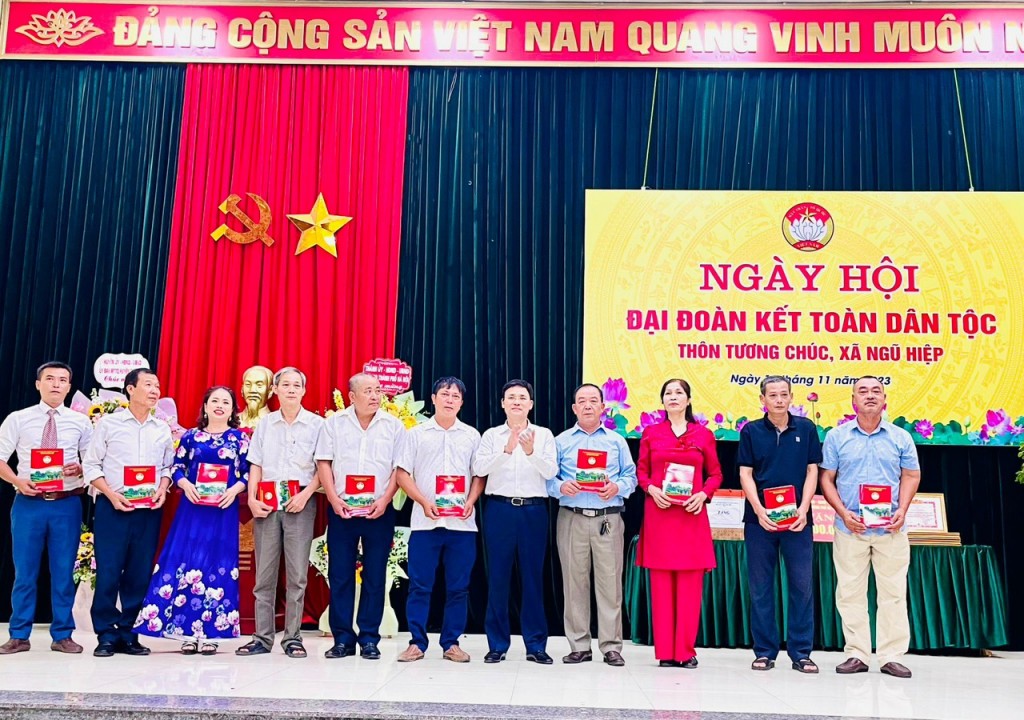 Phó Chủ tịch  HĐND TP Hà Nội Phạm Quí Tiên biểu dương các hộ gia đình tiêu biểu.