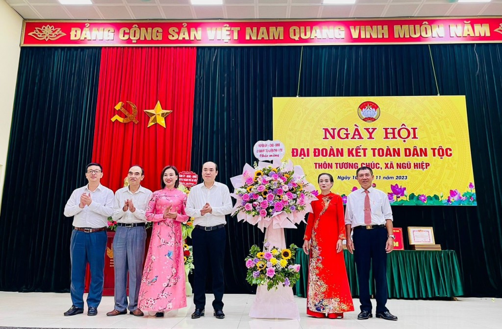 Lãnh đạo huyện Thanh Trì tặng hoa, chung vui cùng bà con Nhân dân thôn Tương Chúc, xã Ngũ Hiệp.
