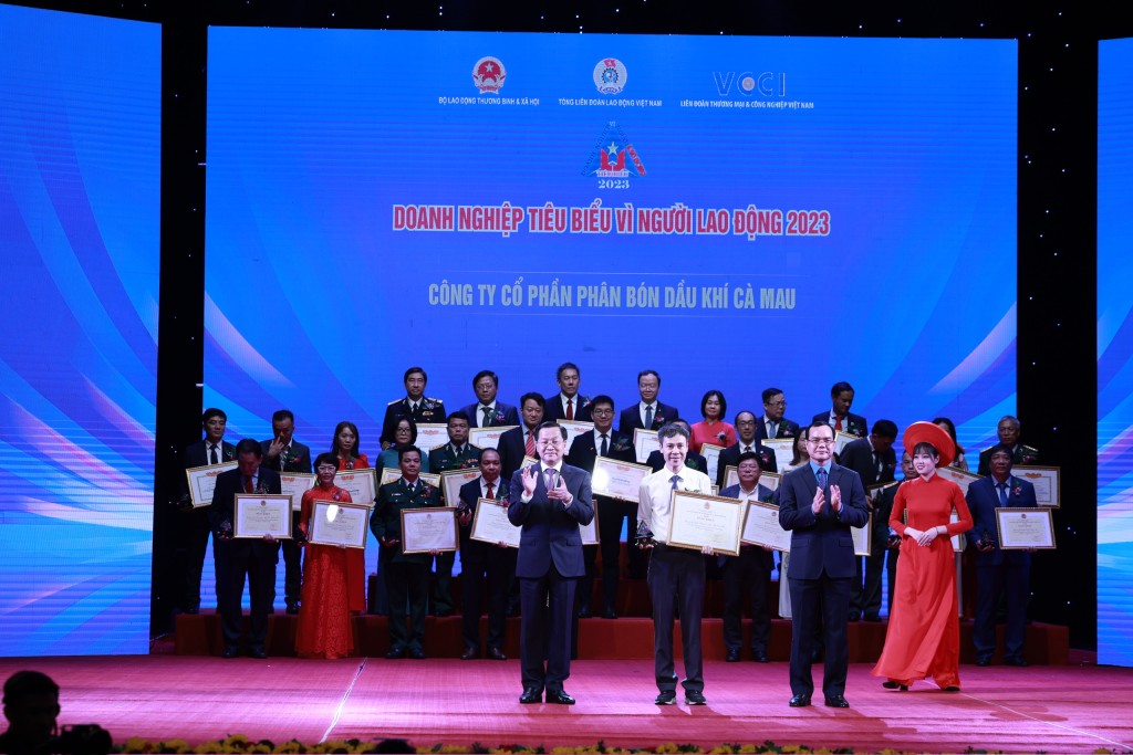 Phân bón Cà Mau đón nhận 