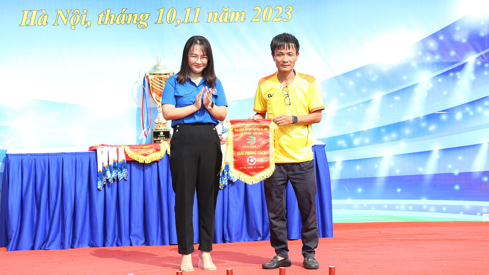 Bí thư Đoàn thanh niên Tổng công ty Vận tải Hà Nội - Nguyễn Hồ trao giải Phong cách cho đội bóng