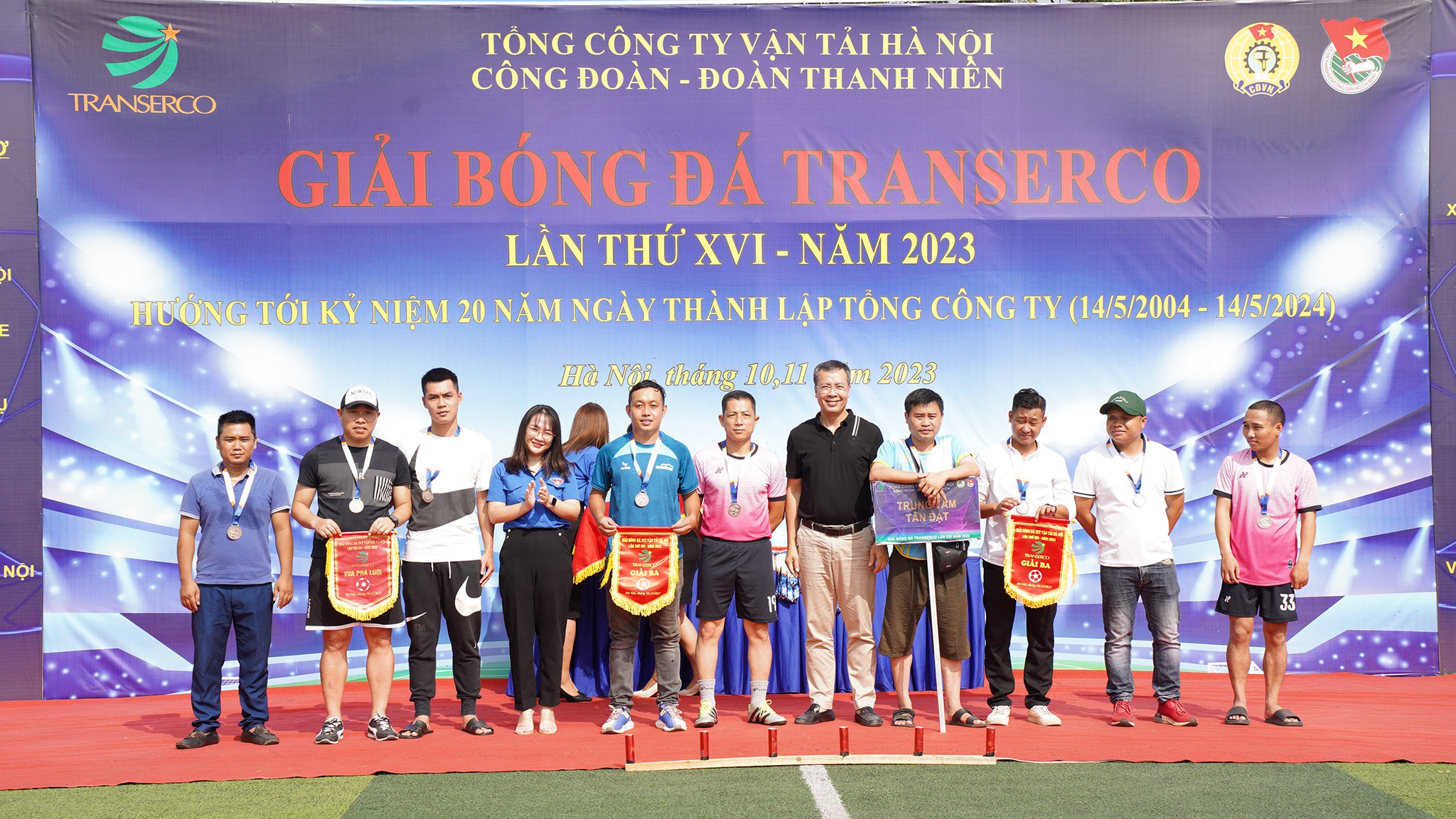 Đội bóng của Trung tâm Tân Đạt và Xí nghiệp Xe buýt nhanh BRT đồng giải Ba