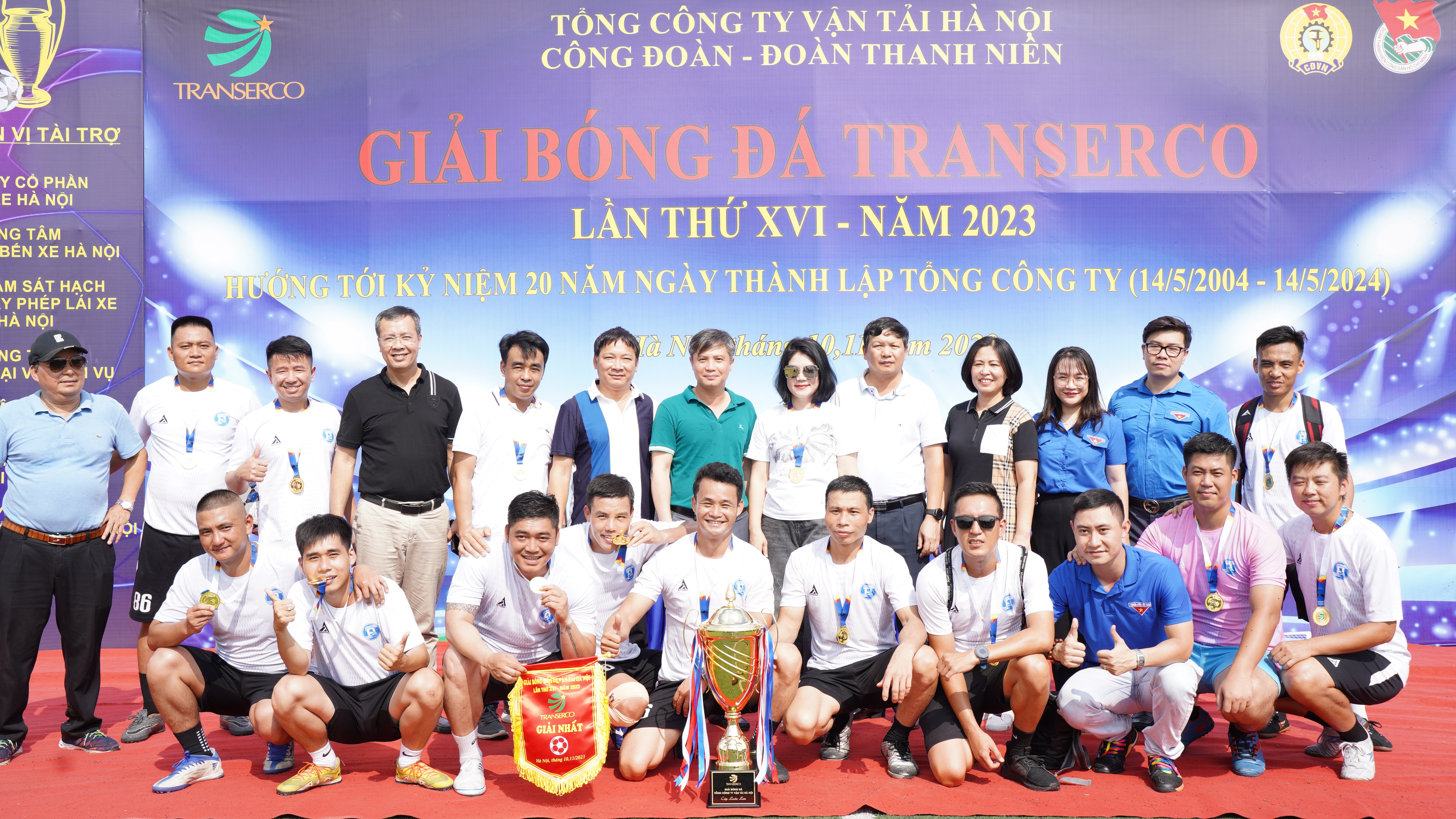 Các đại biểu chụp hình lưu niệm cùng đương kim vô địch mùa 2023 - Công ty khai thác điểm đỗ xe Hà Nội