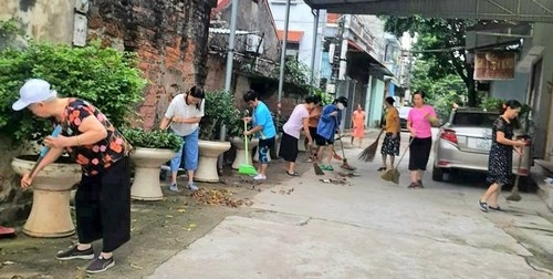 Nhân dân phường Sơn Lộc vệ sinh môi trường phòng dịch sốt xuất huyết