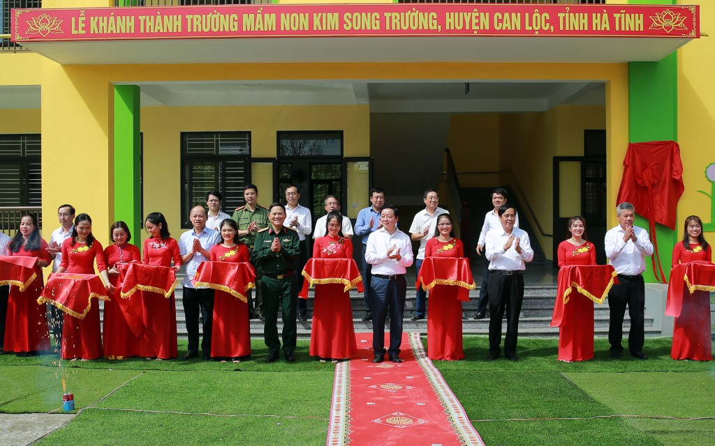 Phó Thủ tướng Trần Hồng Hà chung vui với thầy trò tỉnh Hà Tĩnh
