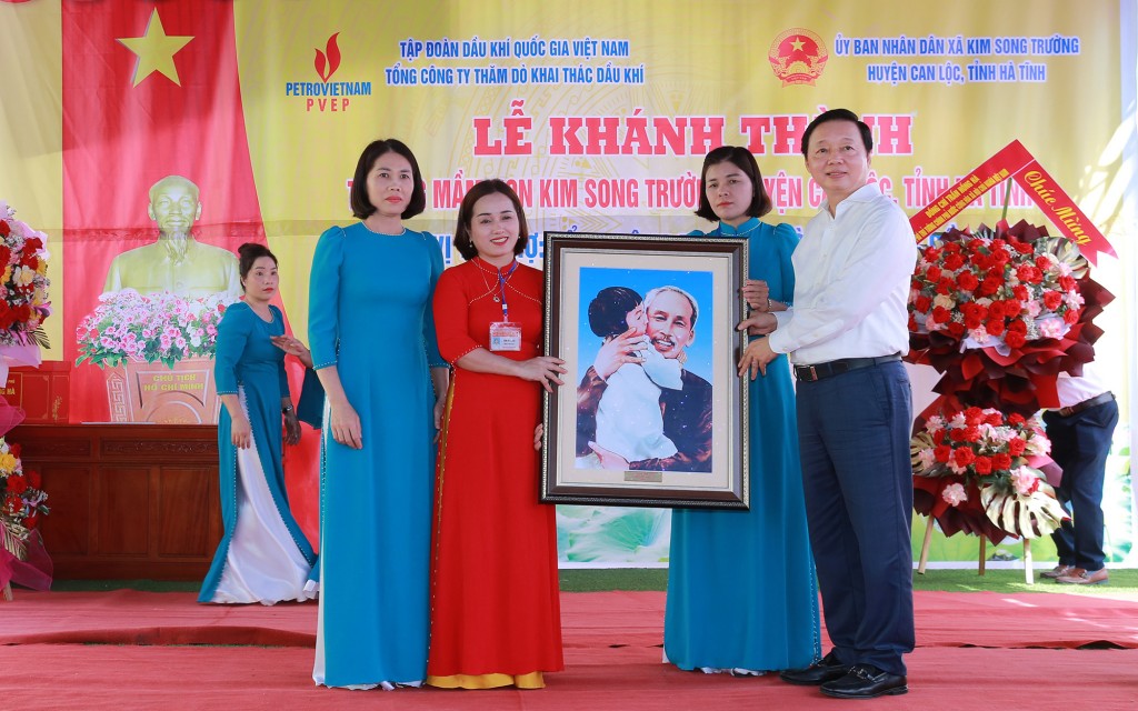 Phó Thủ tướng Trần Hồng Hà chung vui với thầy trò tỉnh Hà Tĩnh