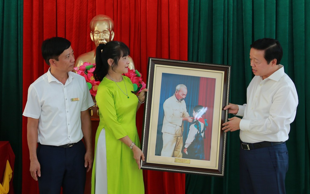Phó Thủ tướng Trần Hồng tặng quà chúc mừng các thầy cô giáo Trường Tiểu học xã Sơn Châu - Ảnh: VGP/Minh Khôi