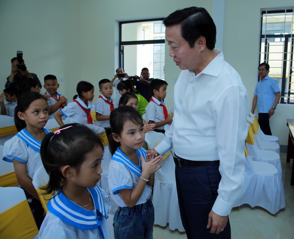 Phó Thủ tướng Trần Hồng Hà và các em học sinh Trường Tiểu học xã Sơn Châu - Ảnh: VGP/Minh Khôi