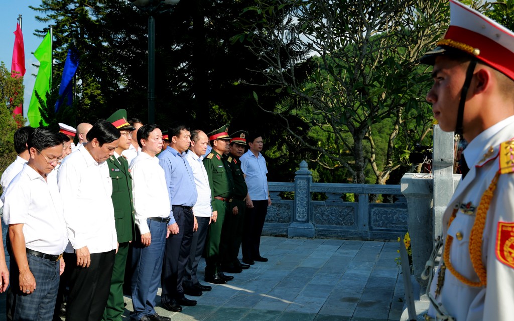 Phó Thủ tướng Trần Hồng Hà và đoàn công tác dâng hương tưởng niệm các anh hùng liệt sĩ tại Nghĩa trang liệt sĩ Nầm - Ảnh: VGP/Minh Khôi