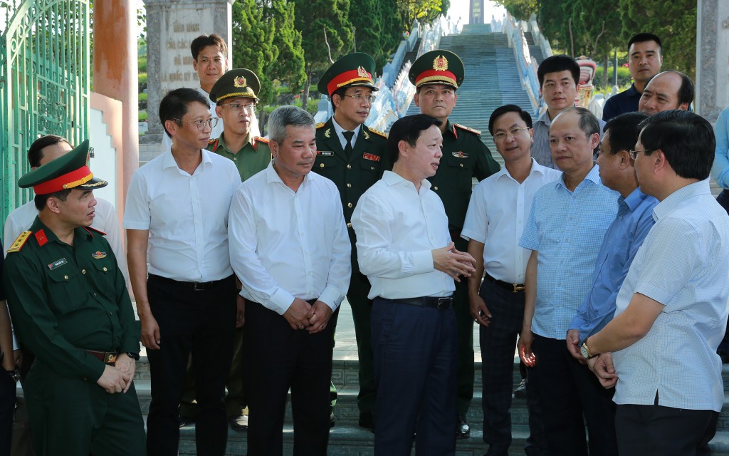 Phó Thủ tướng đề nghị Ban Quản lý Nghĩa trang liệt sĩ Nầm vận hành, bảo dưỡng, phát huy hiệu quả của hệ thống điện chiếu sáng vừa được đưa vào hoạt động - Ảnh: VGP/Minh Khôi