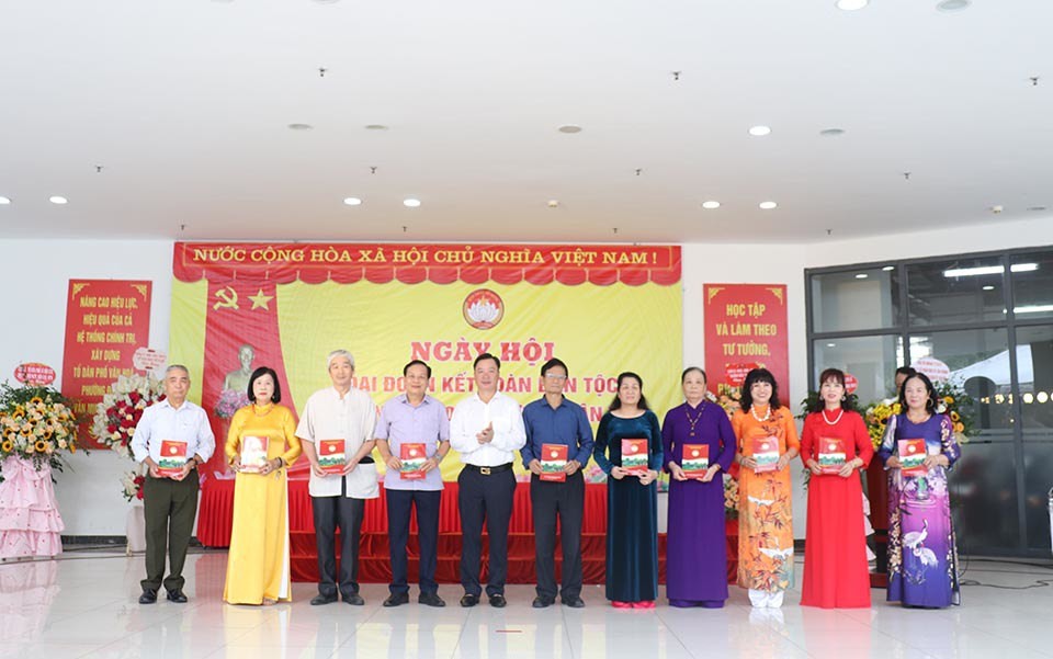 Phó Chủ tịch Thường trực Ủy ban Mặt trận Tổ quốc Việt Nam thành phố Hà Nội Nguyễn Sỹ Trường trao quà tại ngày hội.