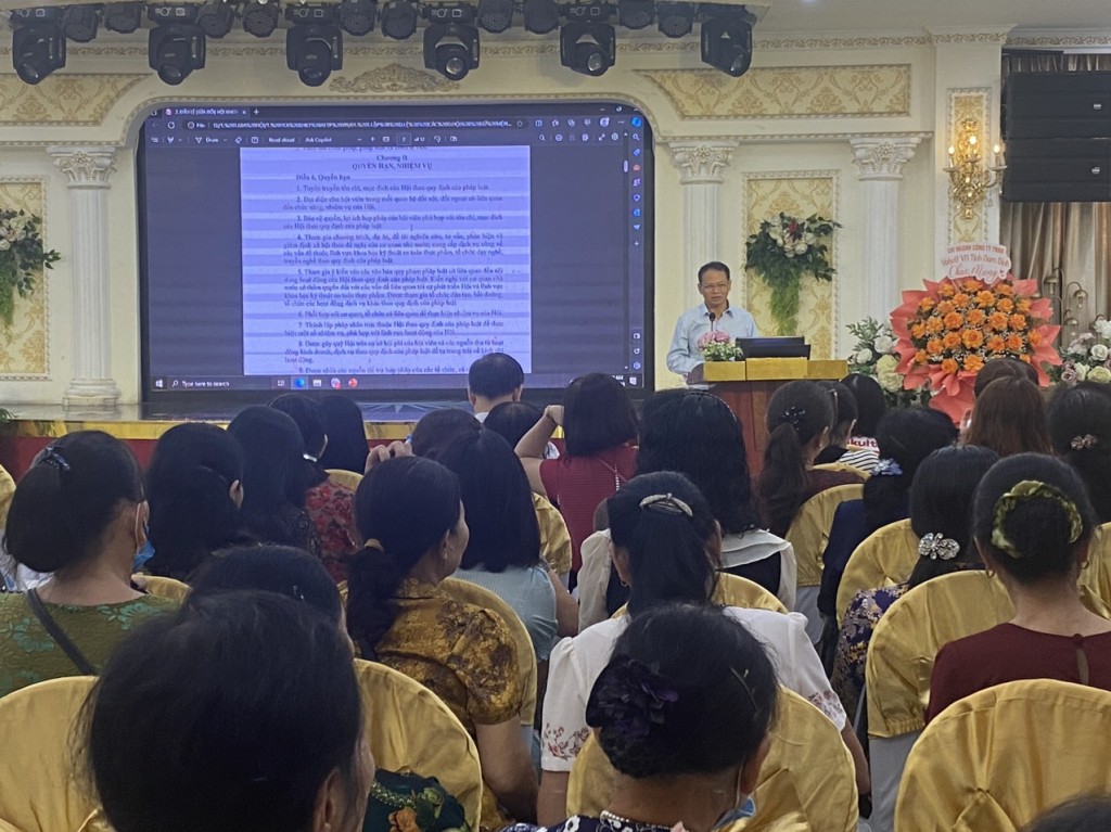 TS. Lê Văn Giang - Chủ tịch Hội VINAFOSA phát biểu tại hội nghị.