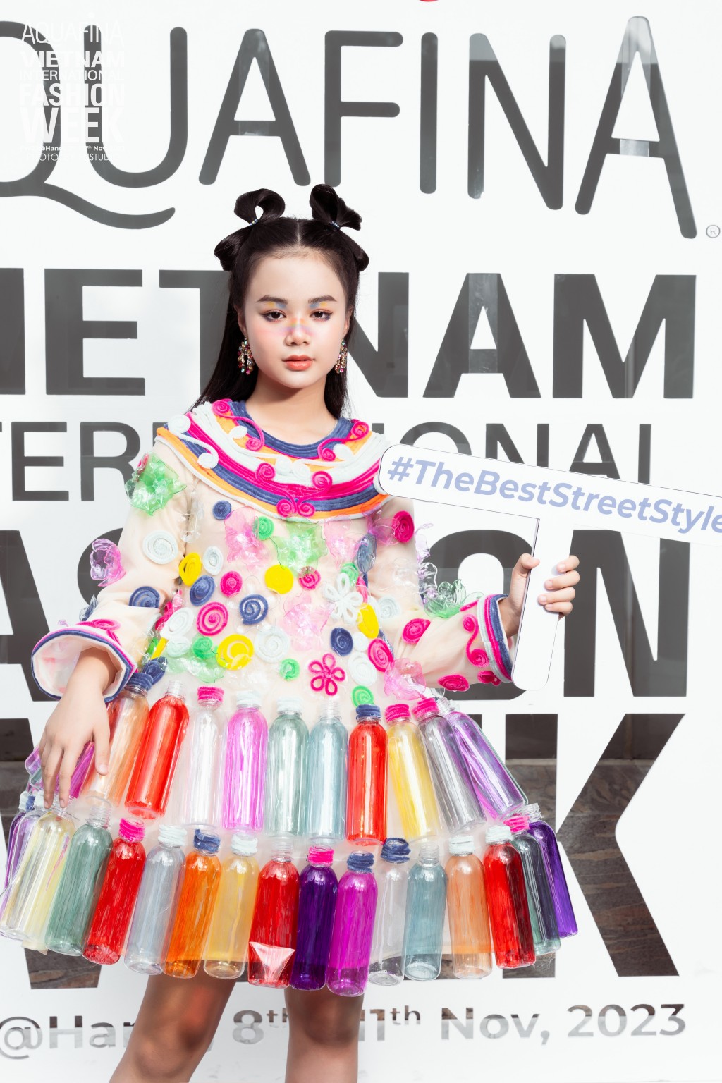 Mẫu nhí Maika Ngọc Khánh trong bộ trang phục tái chế từ chai nhựa