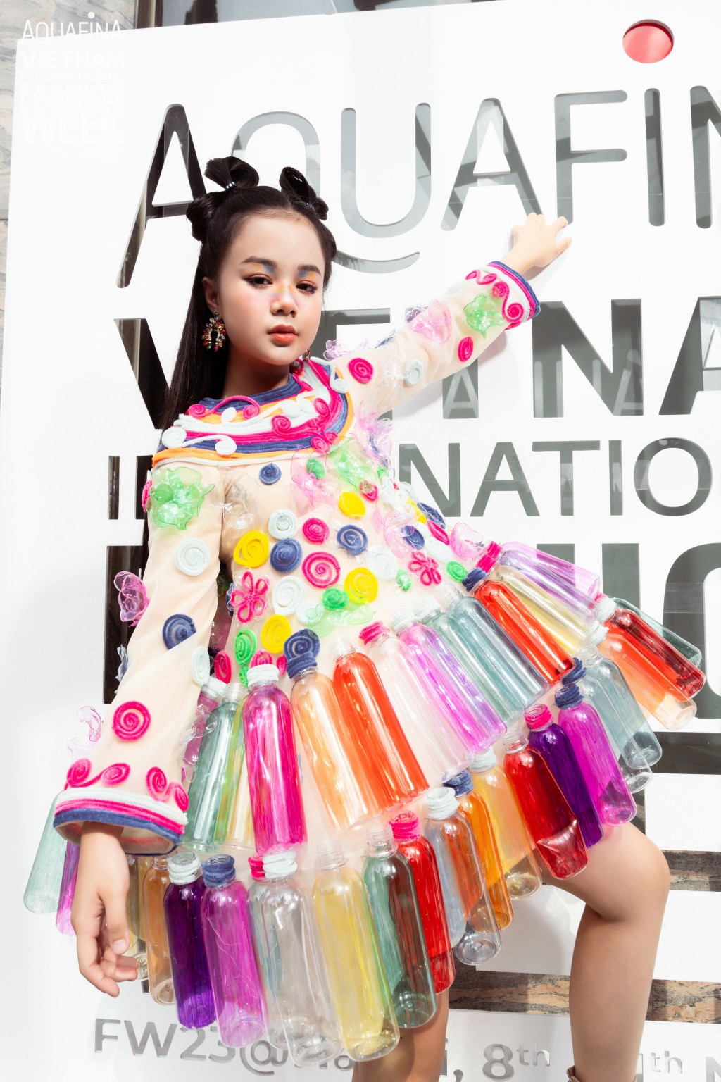 Mẫu nhí Maika Ngọc Khánh ấn tượng với thời trang tái chế