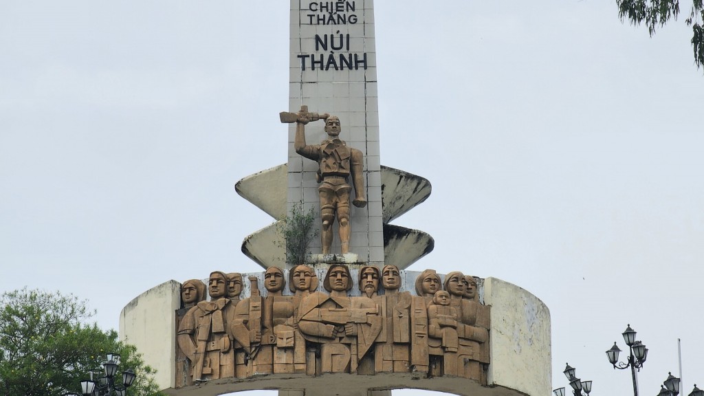 Quảng Nam: Di tích Tượng đài Chiến thắng Núi Thành xuống cấp
