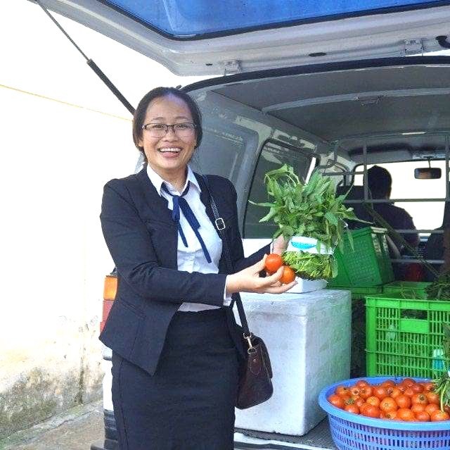 Chị Nguyễn THị Mai, Giám đốc Cty CP sản xuất và kinh doanh Thực phẩm an toàn Vinh Hà tặng rau sạch cho các bếp ăn từ thiện