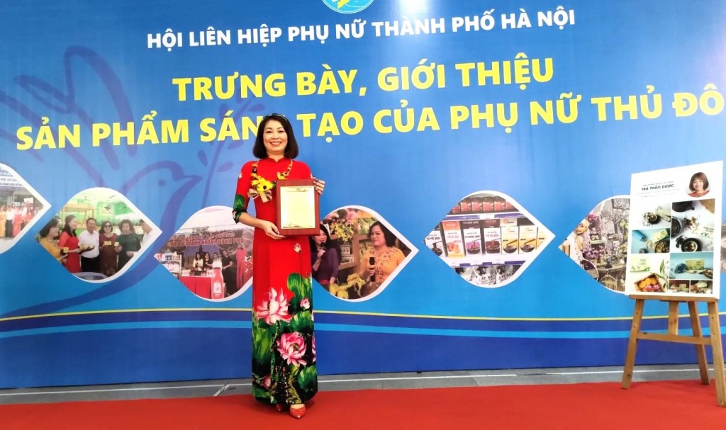 Bà chủ trà xạ đen Trịnh Kim Thư, Tổng giáo đốc Công ty CP MD Queens được nhận giải Sản phẩm sáng tạo
