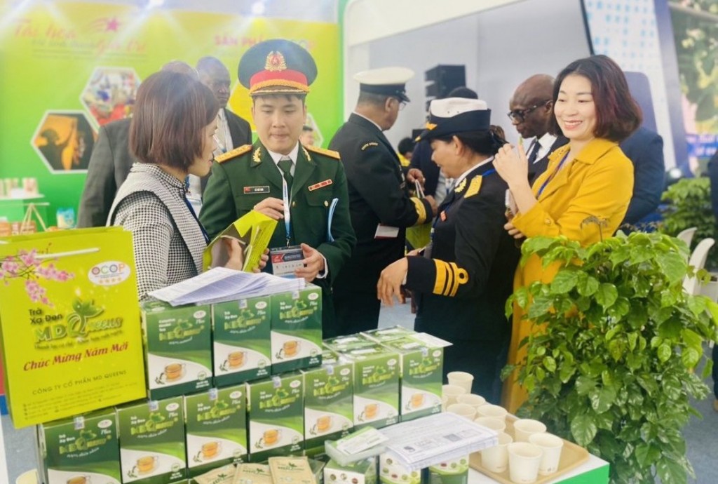 Chị Trịnh Kim THư, Tổng giám đốc Cty CP MD Queens (áo vàng) tại gian trưng bày sản phẩm trà xạ đen