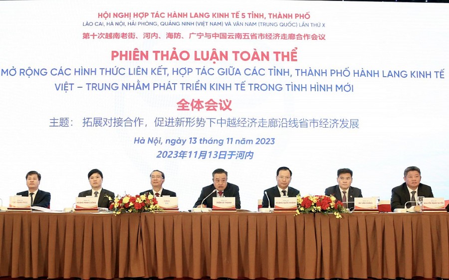 Toàn cảnh phiên toàn thể của Hội nghị hợp tác hành lang kinh tế 5 tỉnh, thành phố Lào Cai, Hà Nội, Hải Phòng, Quảng Ninh (Việt Nam) và Vân Nam (Trung Quốc)
