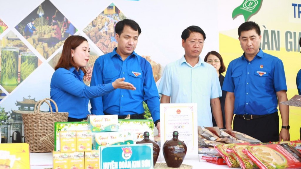 Bí thư Trung ương Đpàn Ngô Văn Cương thăm các gian hàng sản phẩm khởi nghiệp của thanh niên nông thôn 