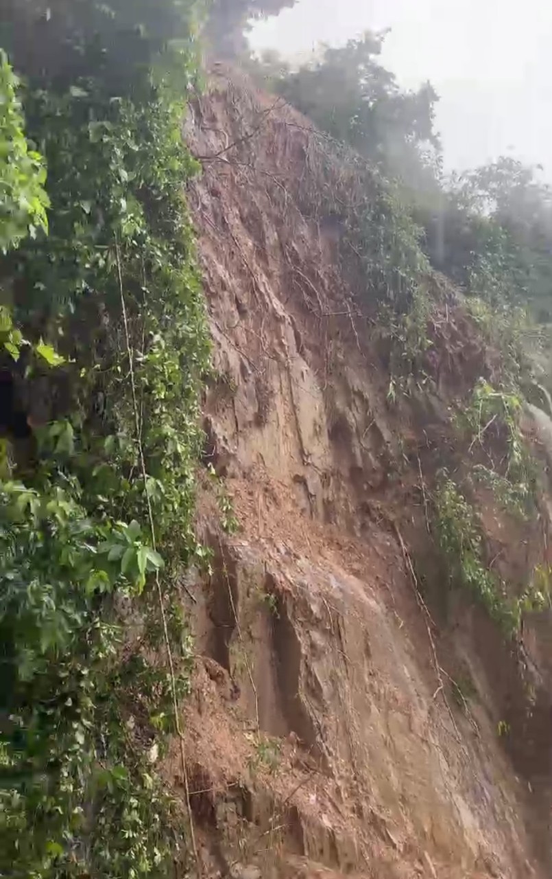 Đà Nẵng: Sạt lở do mưa lớn, đường ĐT601 bị ách tắc