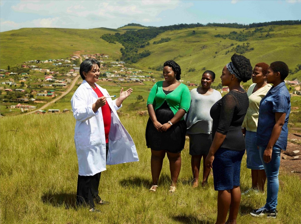 Giáo sư Karim trao đổi với một số phụ nữ ở thị trấn nông thôn Vulindlela tại KwaZulu-Natal, Nam Phi. Ảnh: NVCC.