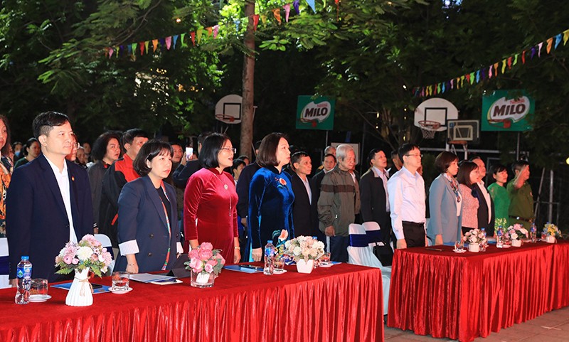 Đại biểu dự Ngày hội Đại đoàn kết toàn dân tộc (Tổ dân phố số 4, phường Lê Đại Hành) làm lễ chào cờ