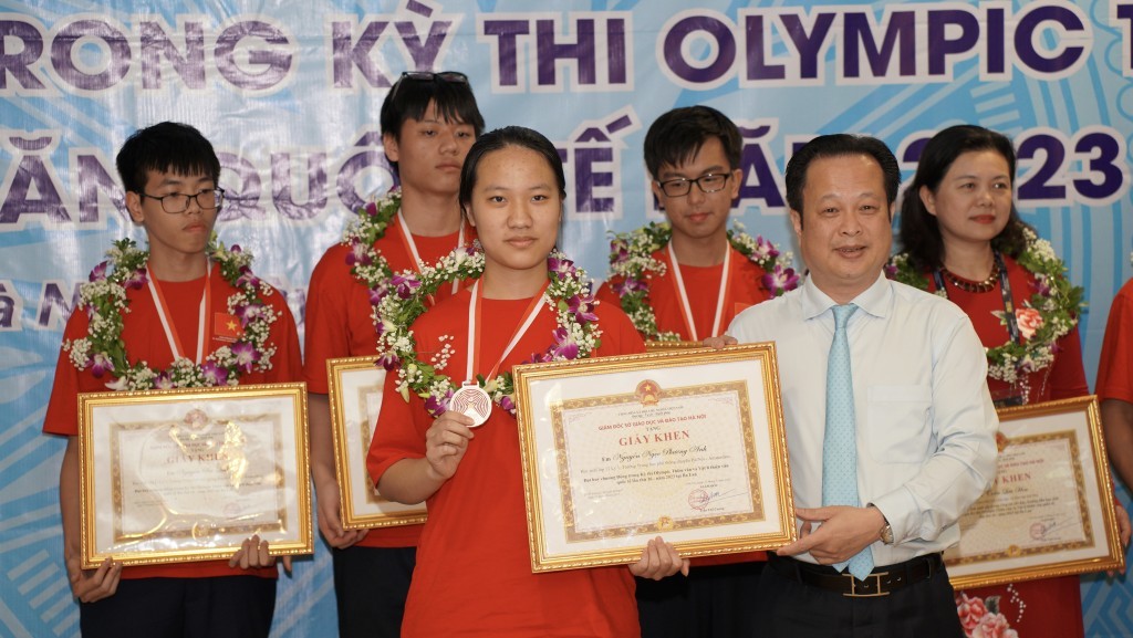 Giám đốc Sở Giáo dục và Đào tạo Hà Nội Trần Thế Cương trao giấy khen cho học sinh đạt huy chương kỳ thi Olympic Thiên văn và Vật lý thiên văn quốc tế (IOAA) năm 2023